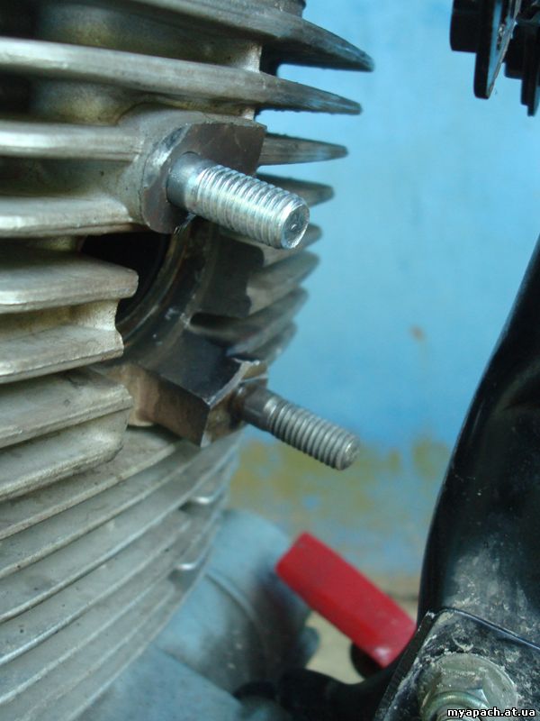 Головка двигуна Альфамото Апач після заміни зломаної шпильки глушника