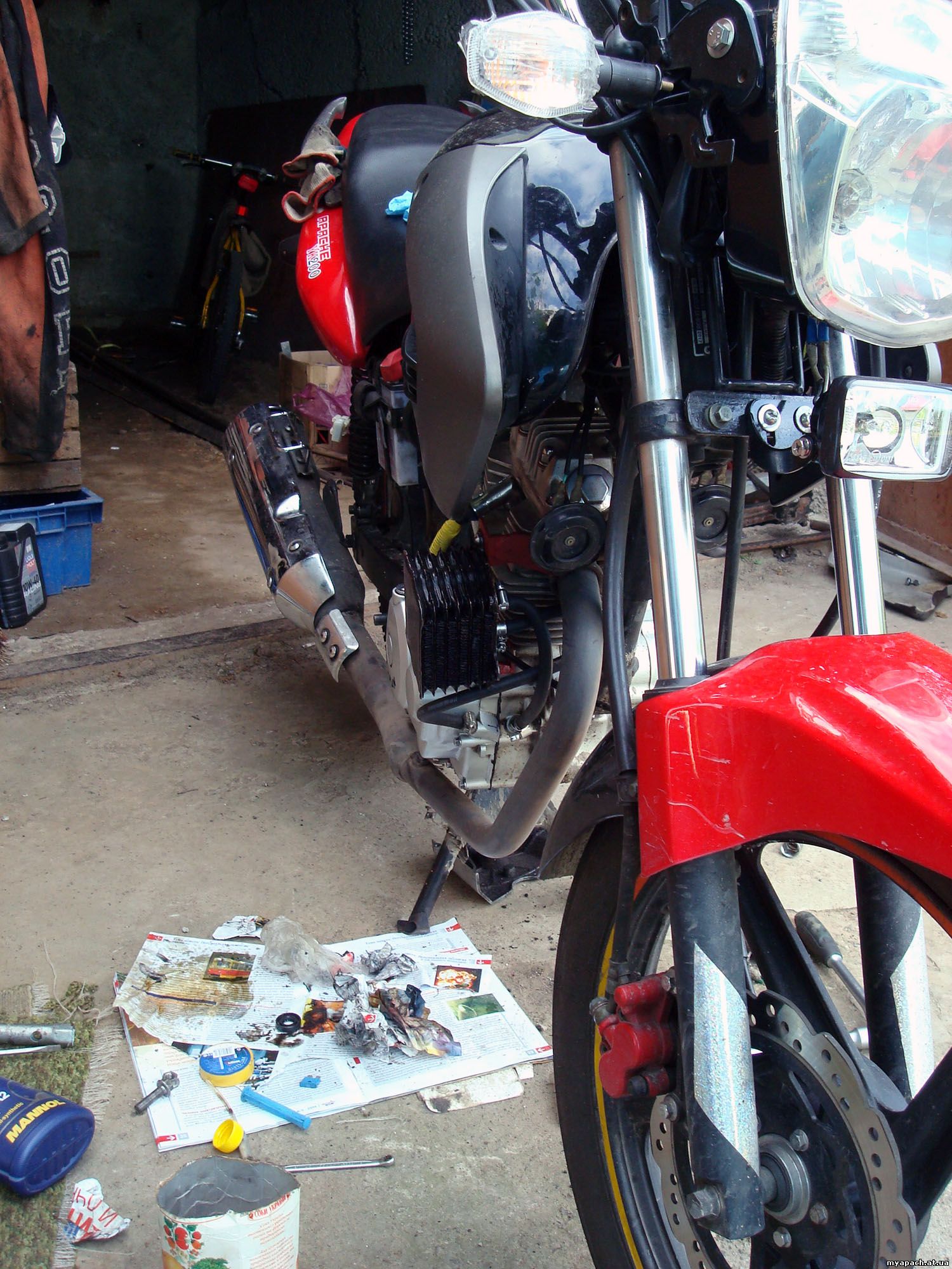 Встановлений радіатор масляного охолодження на мотоциклі Апачі