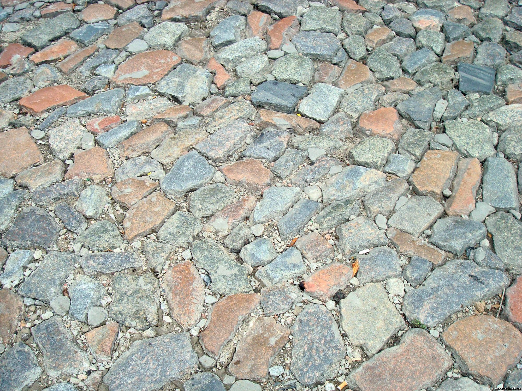 Бруківка на вулиці Шовковичній - забудьте слово якість, це просто висипане та притрамбоване каміння