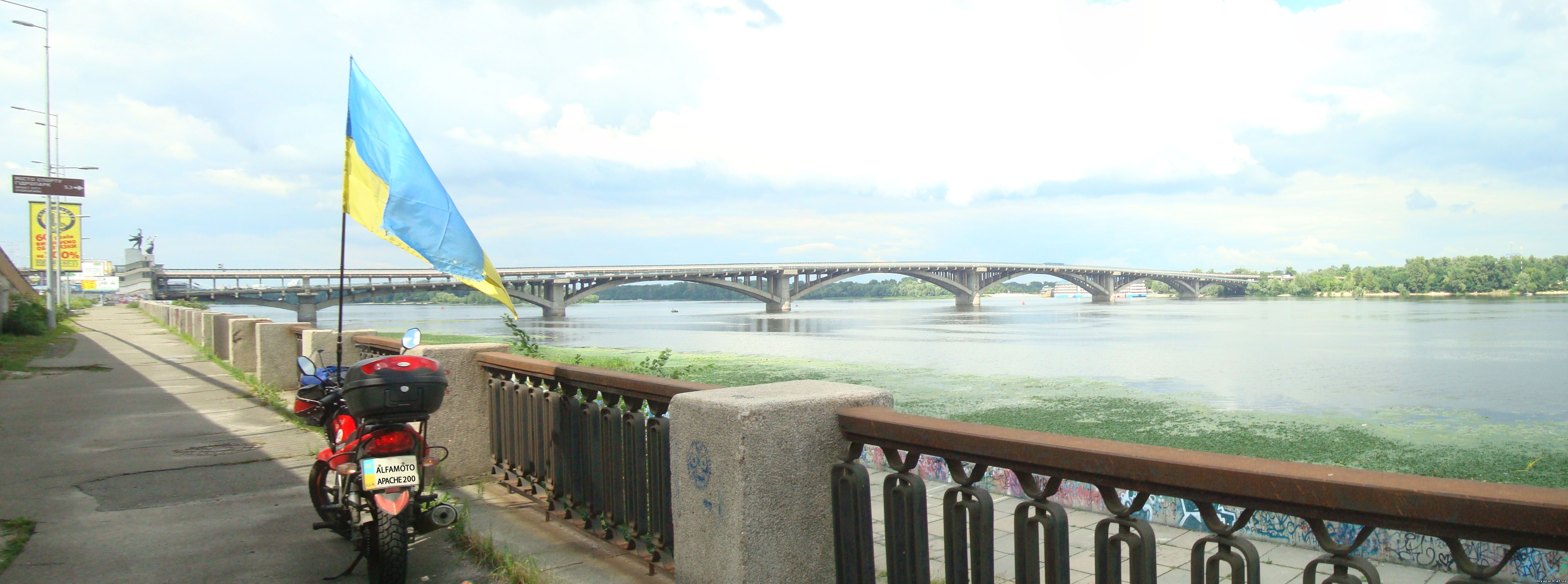 Панорамний огляд на Дніпро біля мосту Метро, літо 2014