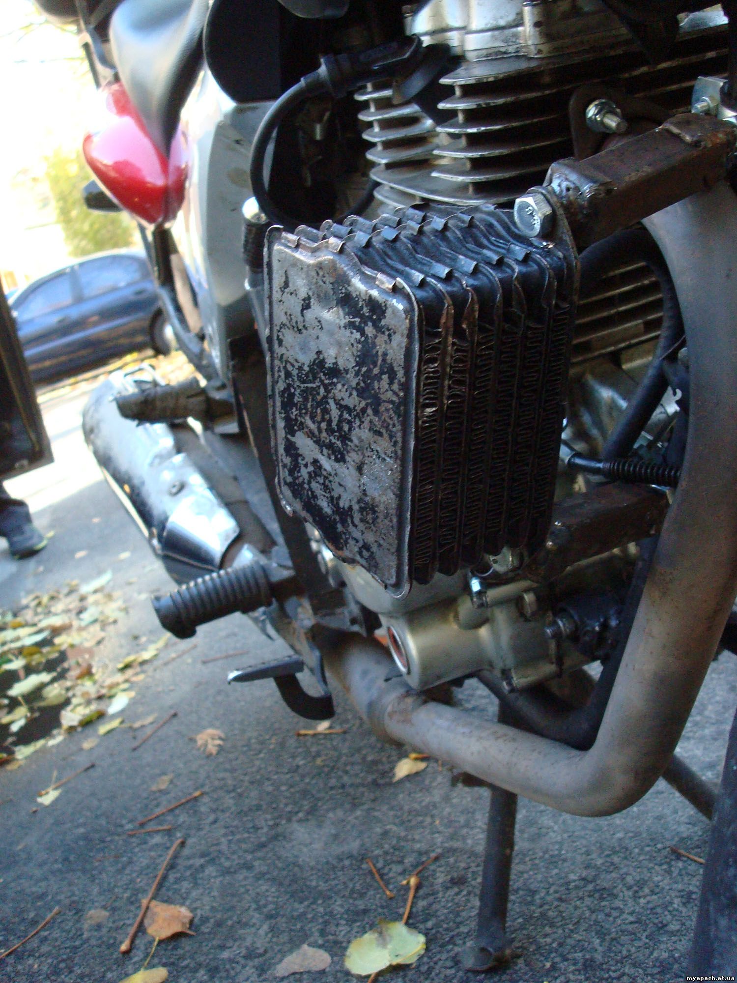 Масляний радіатор закріплений на рамі мотоцикла Ліфан YK200