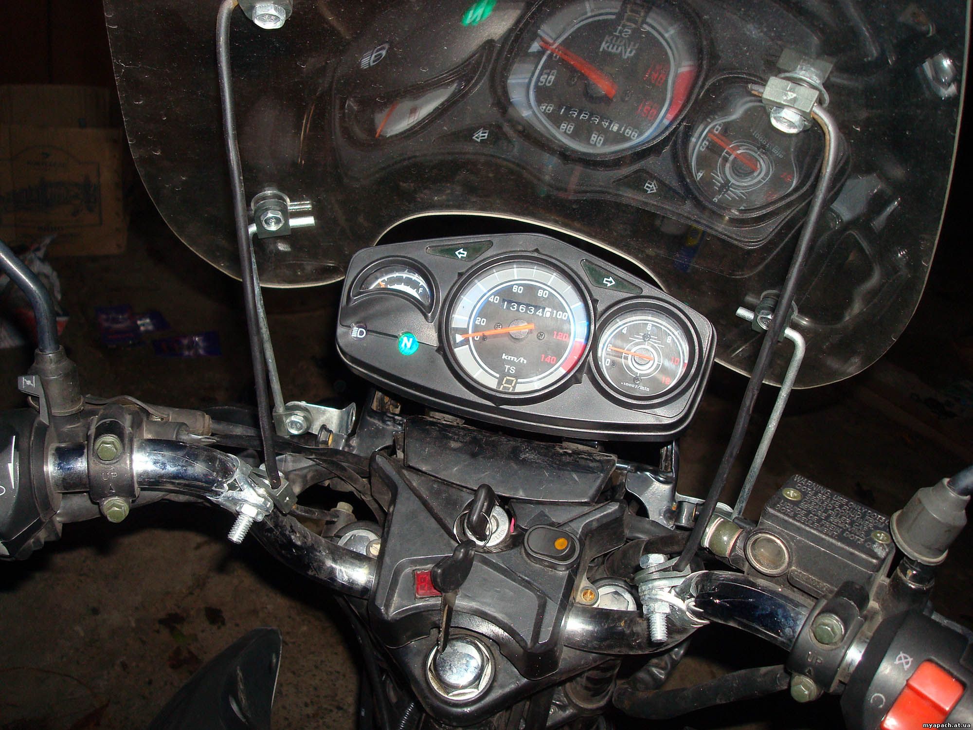 Фото приборної панелі мотоцикла Апачі 200 з новою діодною підсвіткою, зйомка зі спалахом