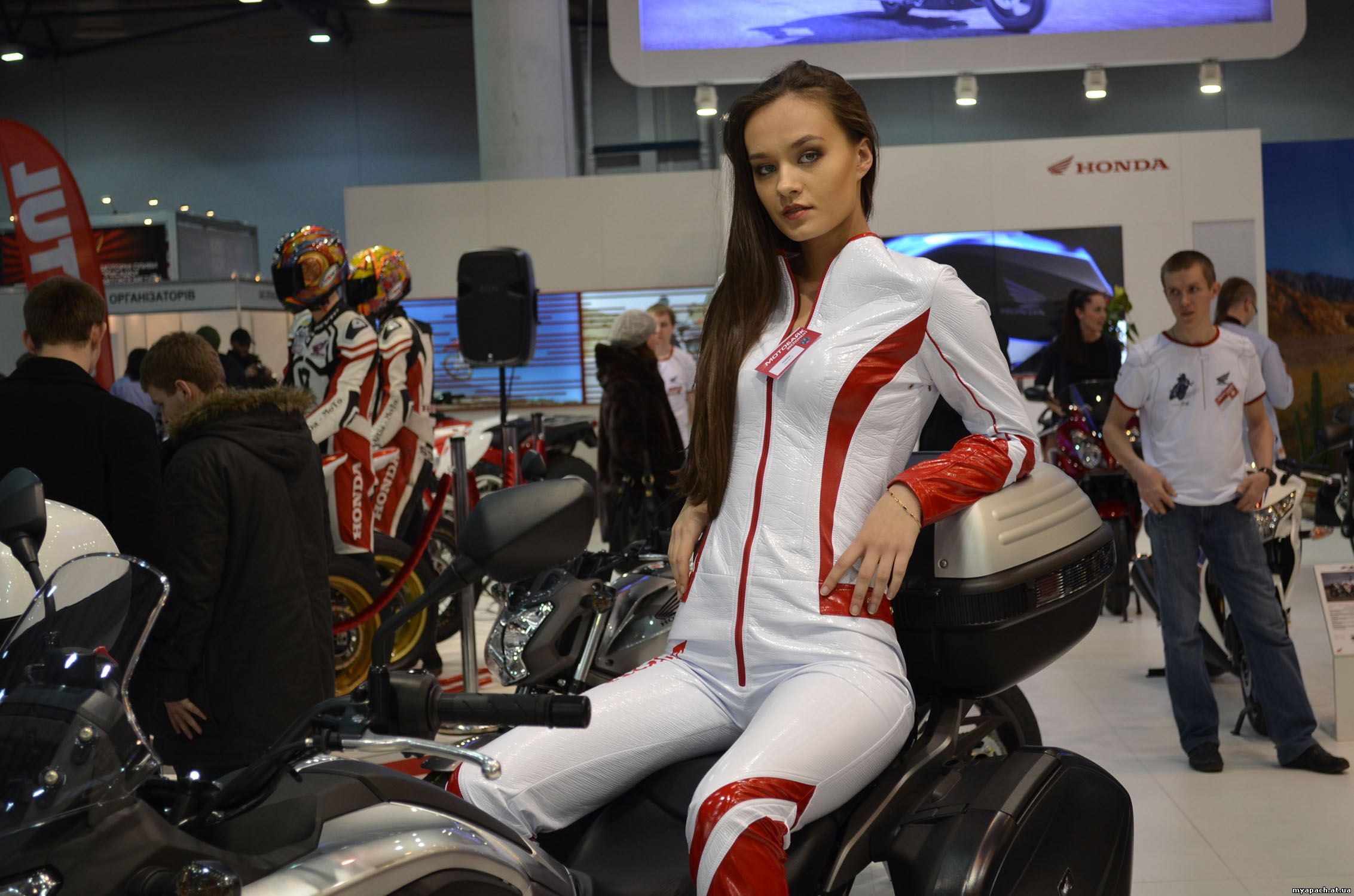 Дівчина на мотоциклі Honda NC700X