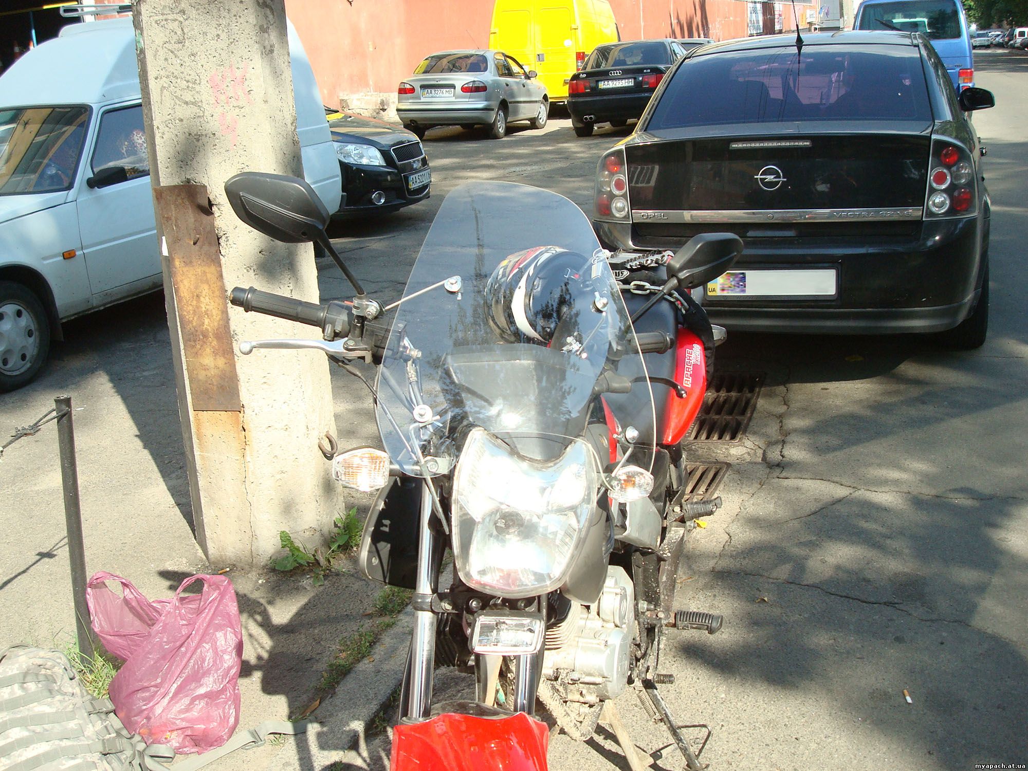 Мотоцикл Апачі з вітровим склом