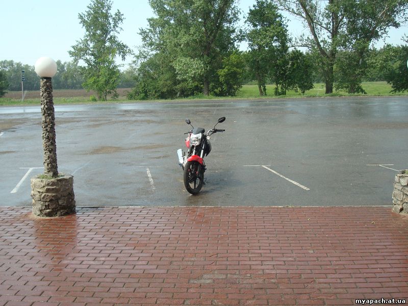 Мотоцикл Апач під дощем біля кафе "Фортеця", с. Білоцерківка