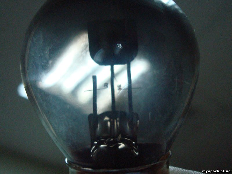 Стара лампа з обірваною ниткою ближнього світла