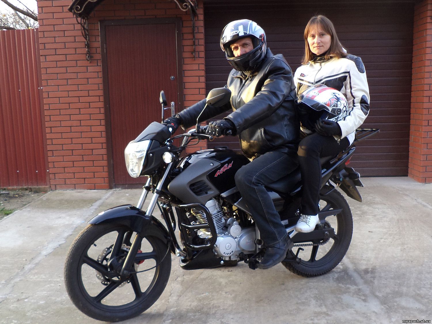 Бывалый з дружиною на мотоциклі Альфамото Апачі