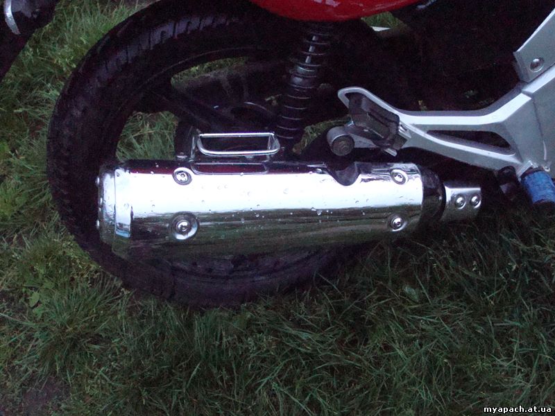 Вихлопна труба мотоцикла Альфамото Апач оснащена тепловим щитком