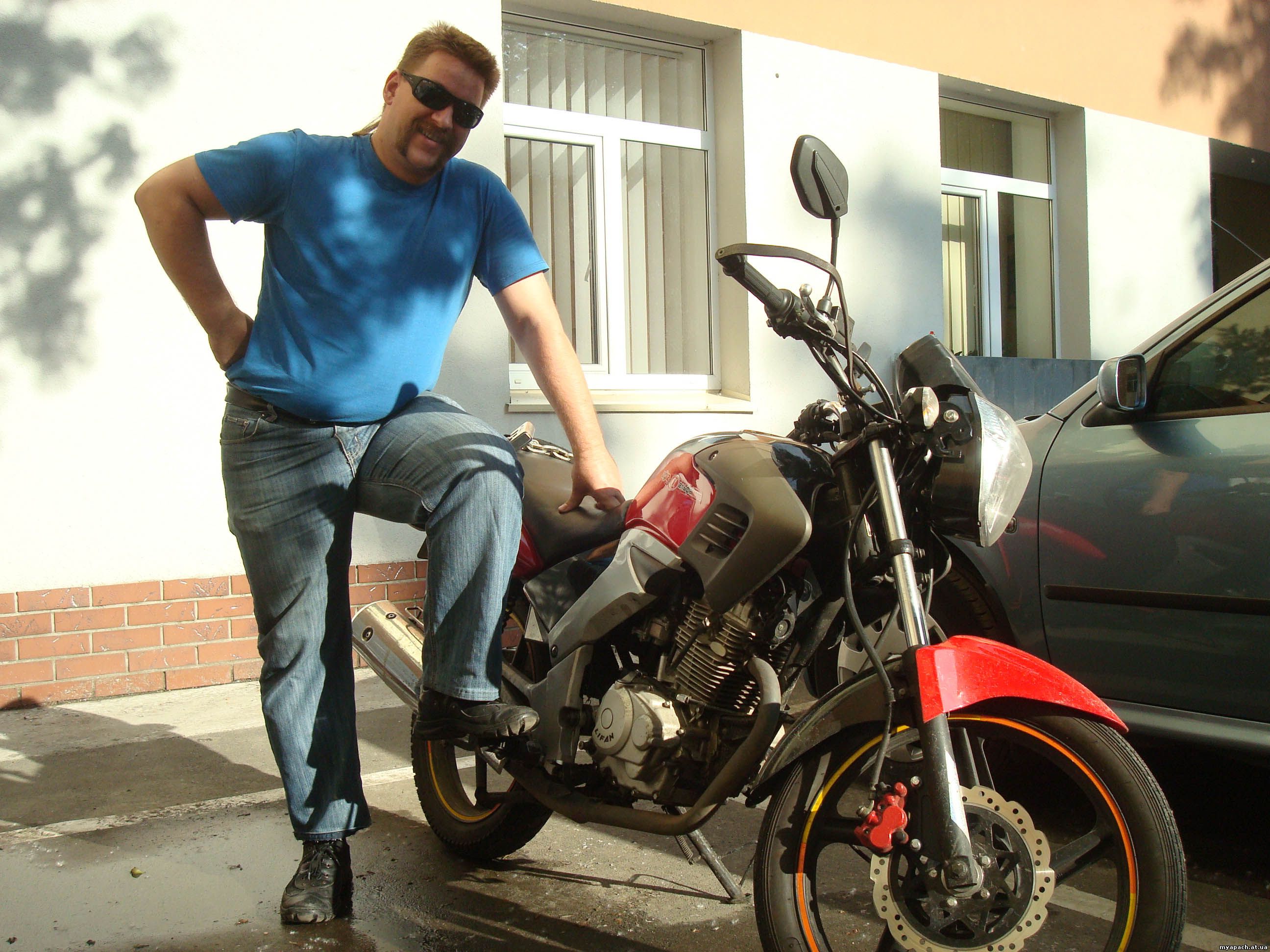 Grom біля свого улюбленого мотоцикла - Альфамото Апачі 200сс