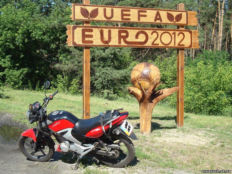 Альфамото Апачі на фоні дерев'яного ЄВРО-2012
