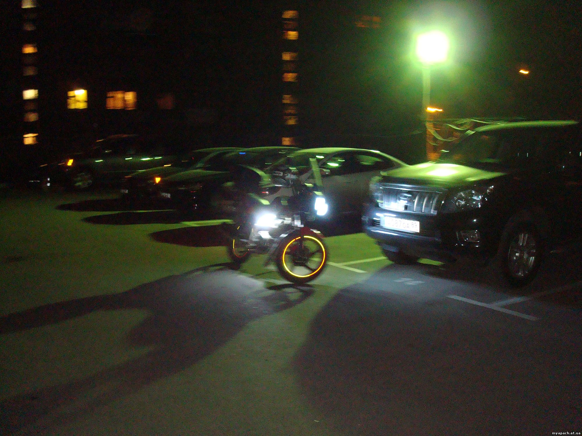 LED підсвітка в дії, мотоцикл Апачі, службова парковка