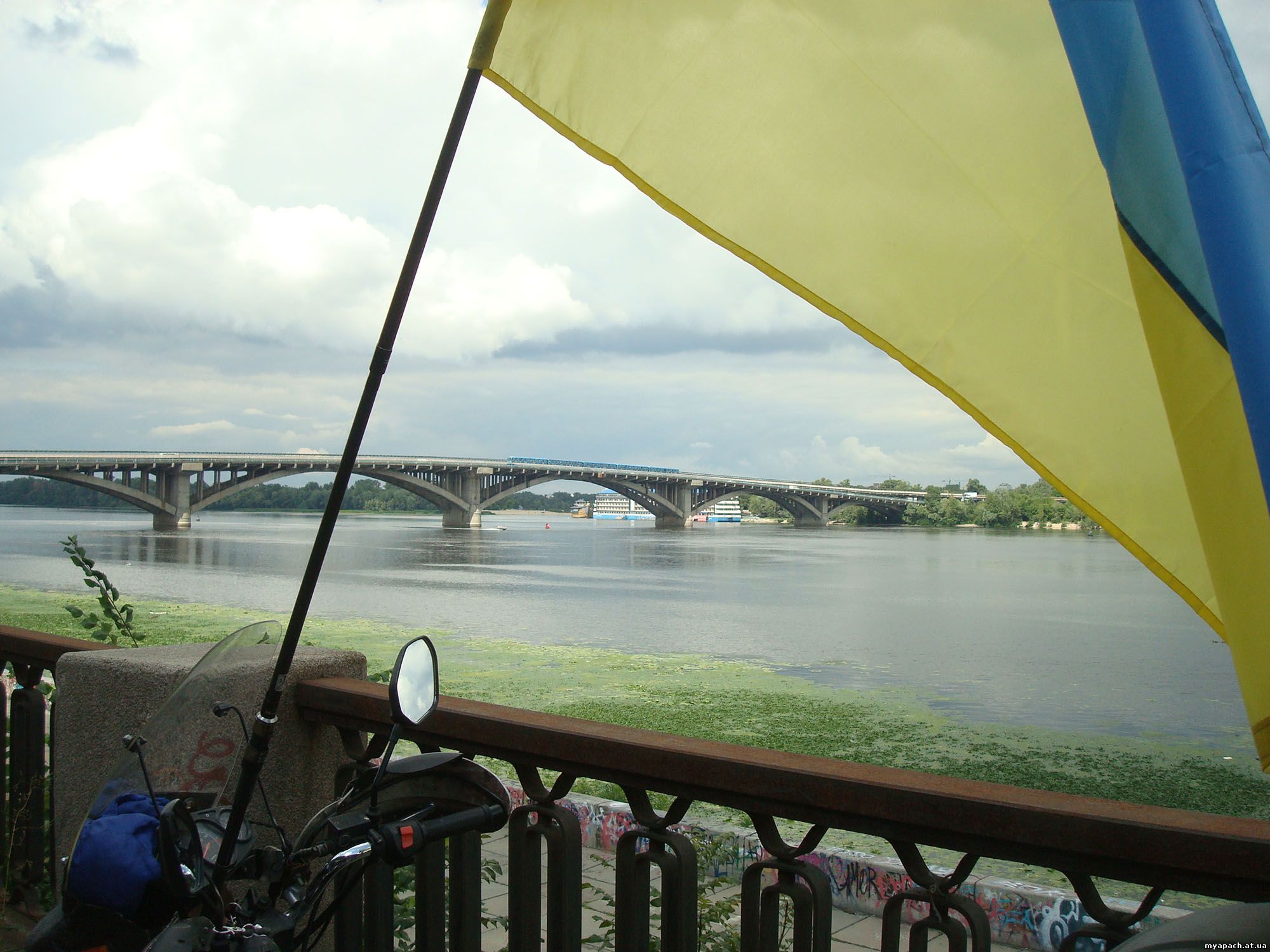 Міст Метро та Синьо-жовтий прапор - літо
