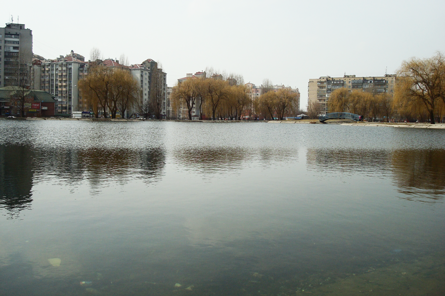 Озеро в центральному парку міста Бровари
